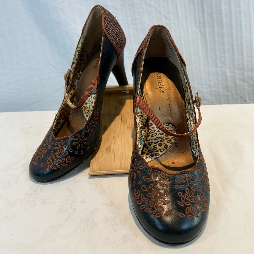 Kenzie Sz 10 vintage Black Leather Mary Jane Pump heel Embroidered Floral Detail